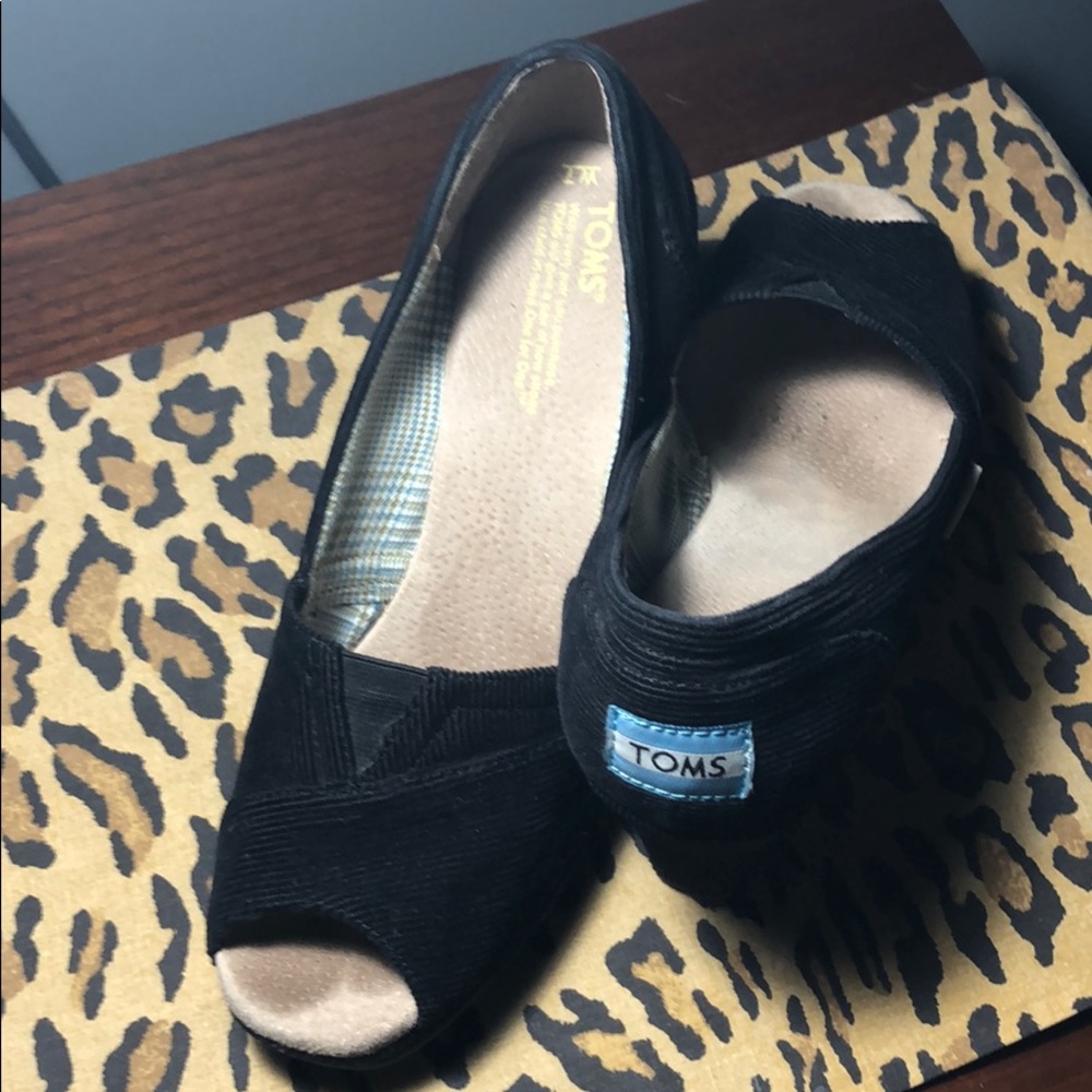 Tom’s Open Toe Wedge